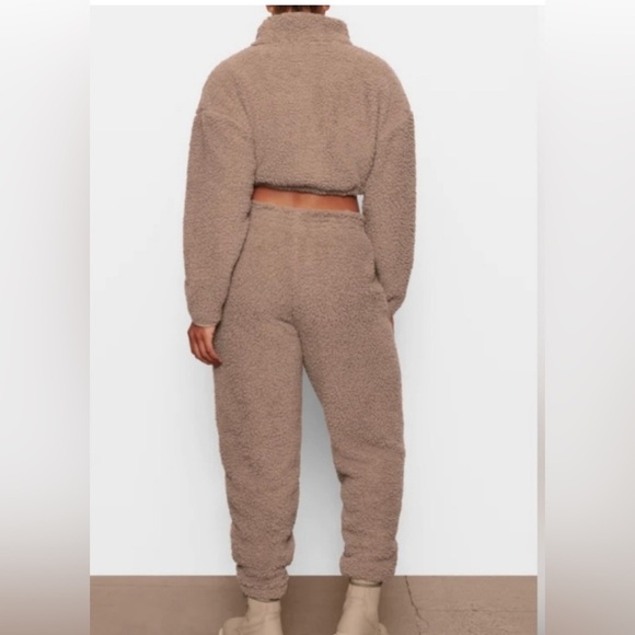 NWT SKIMS Teddy Joggers Sherpa Size Large - Picture 3 of 9